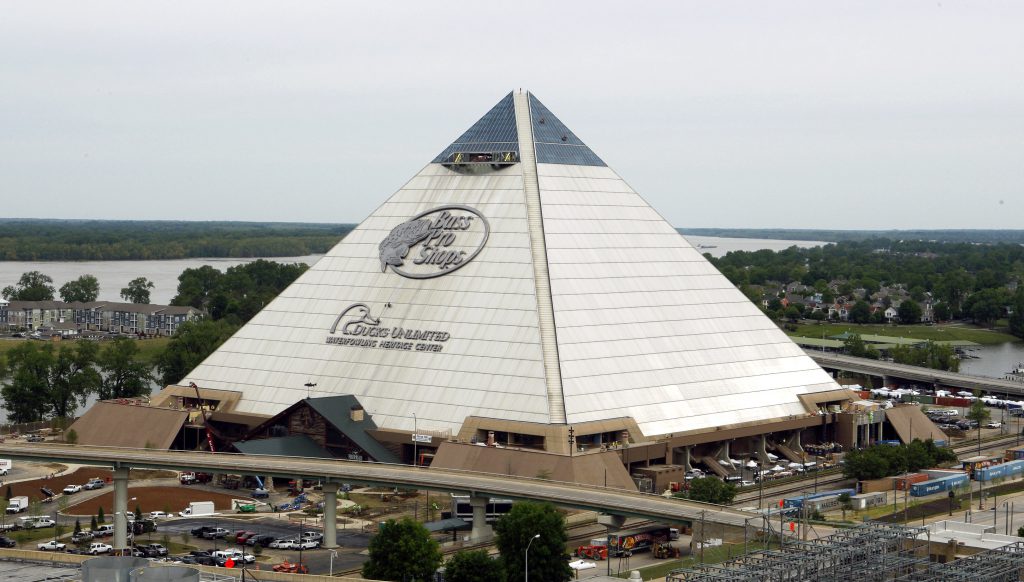 La Pirámide de Memphis, la tienda de Bass Pro Shops más grande del mundo inaugurada en 2015.